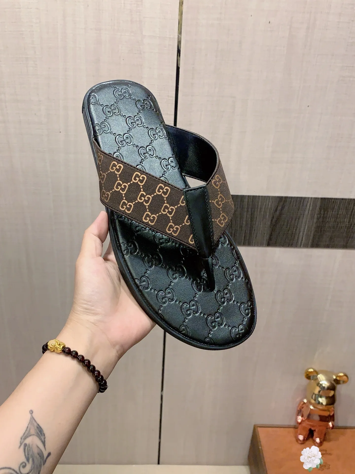Slippers: New model: Factory price: 260💰💰🎩🎩🔥🔥《 Gucci* 》Series of slippers top purchasing agent🔍🔍Sold at the same time for men, original Italian imported webbing made of selected cowhide, exquisite workmanship,), sole: (super comfortable) original factory special sole, ⚠️exclusive double-layer movable molded sole super comfortable⚠️, real shot🎬the real thing is more beautiful🔍🔍266 regular code 38-44, can be ordered 45.